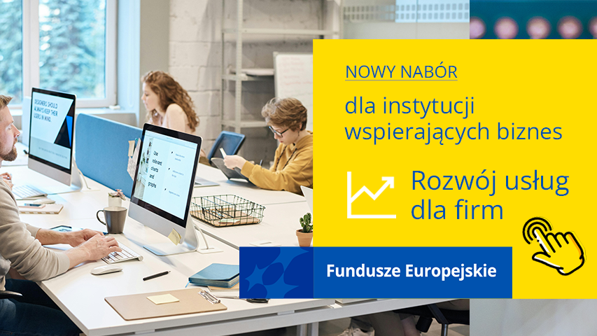 Baner informujący o spotkaniu informacyjnym online, dotyczącym naboru na rozwój usług dla firm (w tym innowacyjnych), który skierowany jest głównie do klastrów. Na banerze oprócz informacji tekstowej zdjęcie oraz znak marki Fundusze Europejskie.. Na zdjęciu otwarta przestrzeń biurowa oraz pracownicy przy biurkach i komputerach.