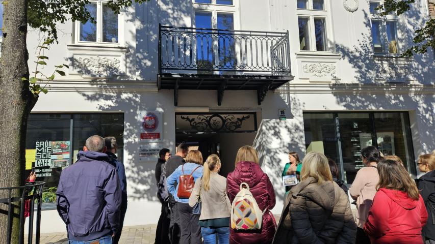 Grupa ludzi na ulicy miasta