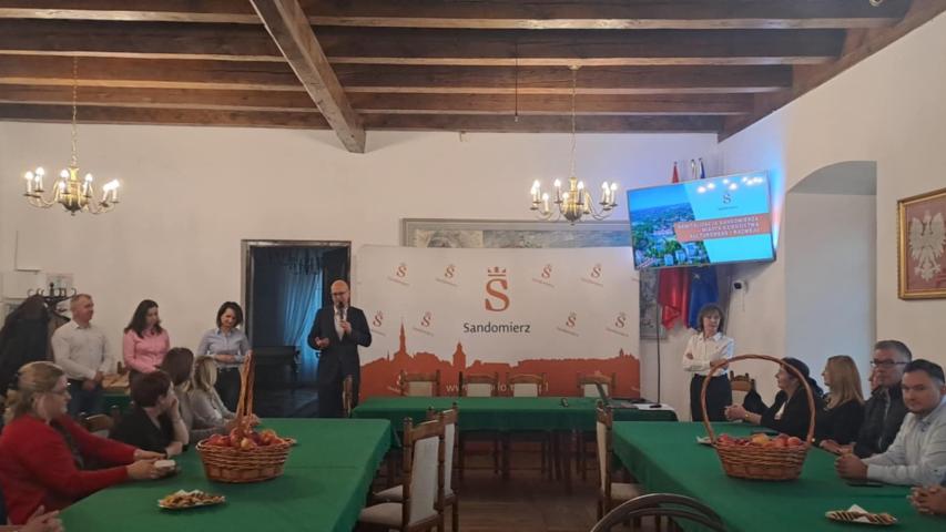 Widok na salę szkoleniową wypełnioną uczestnikami