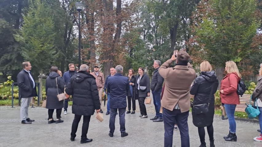 Uczestnicy spotkania w zrewitalizowanej lokalizacji