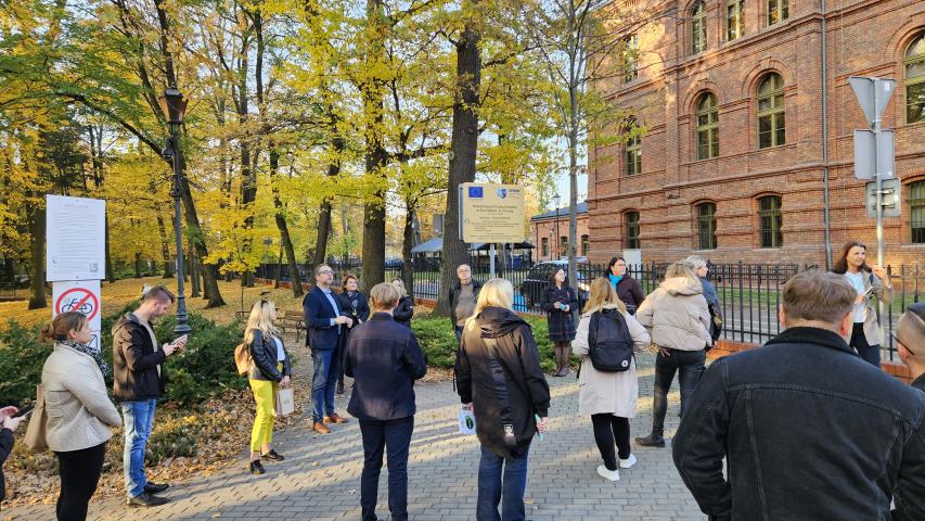 Grupa ludzi widoczna na zrewitalizowanym obszarze