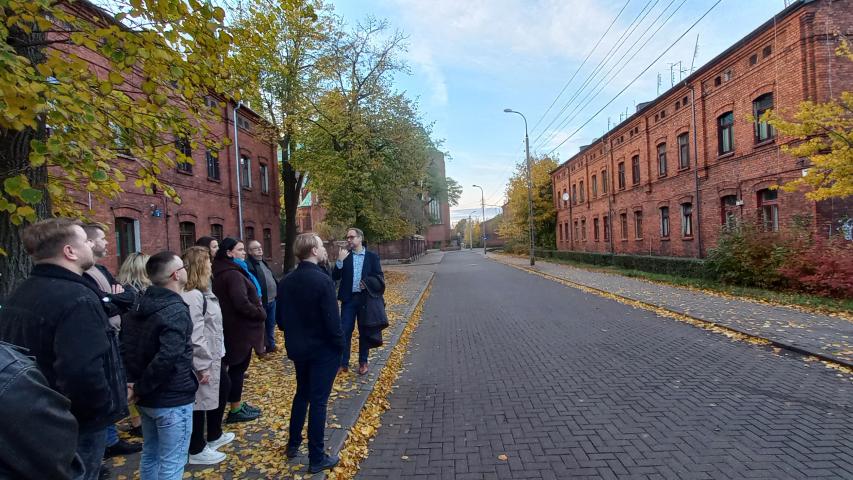 Grupa ludzi widoczna na zrewitalizowanym obszarze