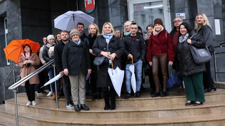 Grupa ludzi widoczna na zrewitalizowanym obszarze