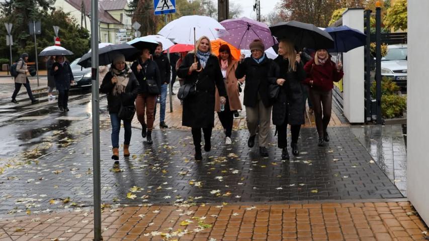 Grupa ludzi widoczna na zrewitalizowanym obszarze
