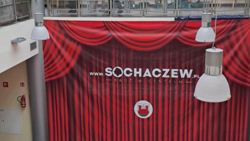 Grupa ludzi widoczna na zrewitalizowanym obszarze