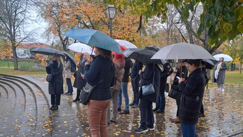 Grupa ludzi widoczna na zrewitalizowanym obszarze