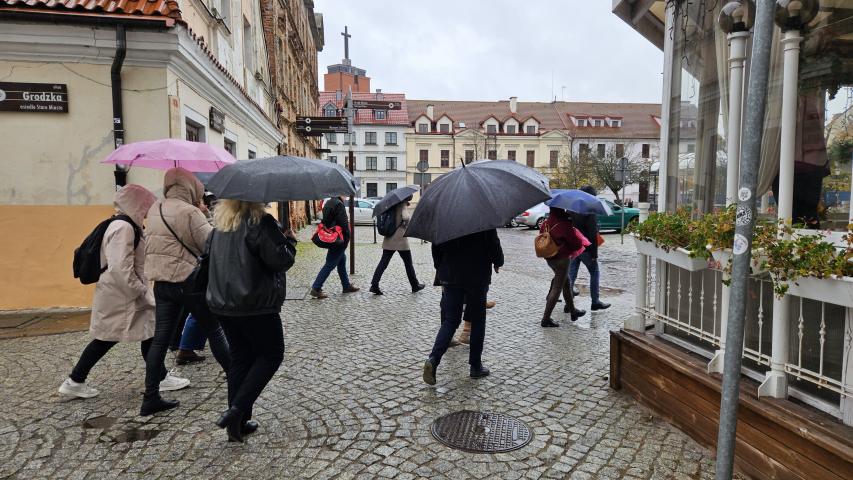 Grupa ludzi widoczna na zrewitalizowanym obszarze