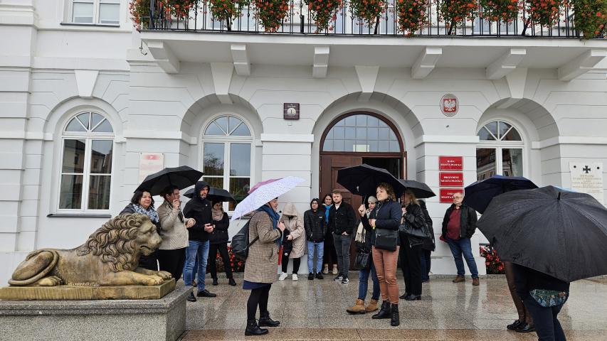 Grupa ludzi widoczna na zrewitalizowanym obszarze
