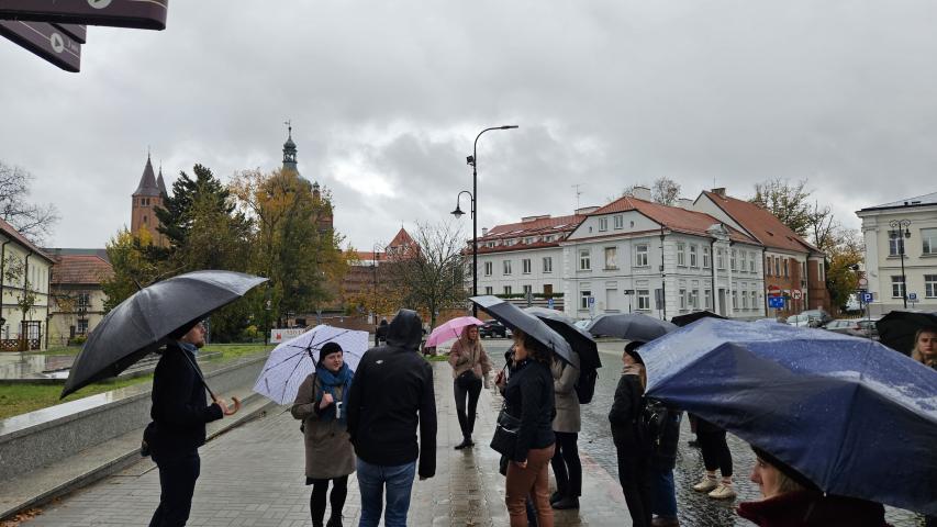 Grupa ludzi widoczna na zrewitalizowanym obszarze