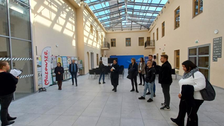 Grupa ludzi widoczna na zrewitalizowanym obszarze