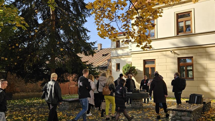 Grupa ludzi widoczna na zrewitalizowanym obszarze