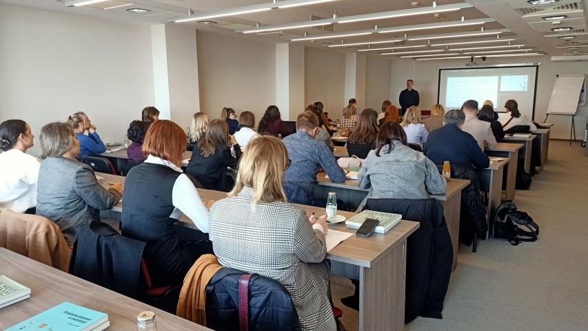 Widok na salę szkoleniową wypełnioną uczestnikami