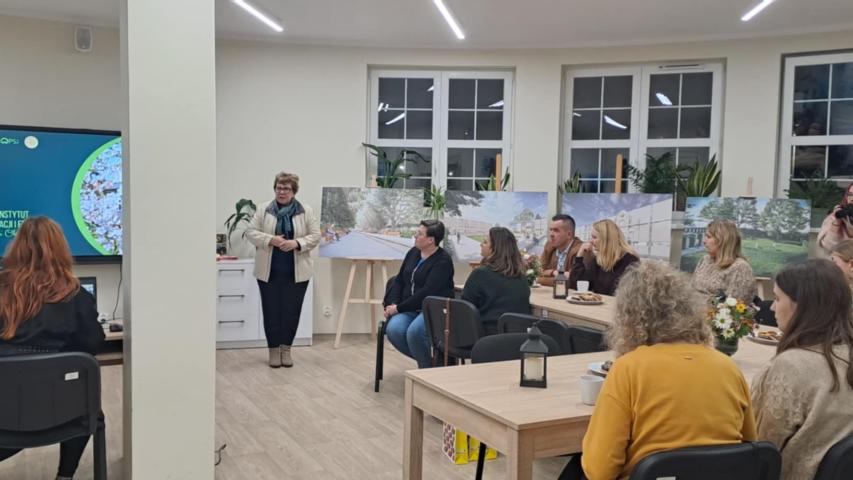 Widok na salę szkoleniową wypełnioną uczestnikami