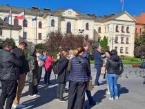 Grupa ludzi na ulicy miasta