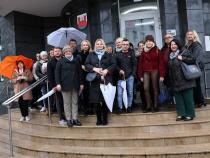 Grupa ludzi widoczna na zrewitalizowanym obszarze
