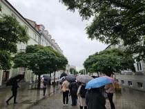Grupa ludzi widoczna na zrewitalizowanym obszarze