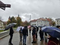 Grupa ludzi widoczna na zrewitalizowanym obszarze