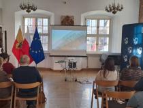 Widok na salę szkoleniową wypełnioną uczestnikami